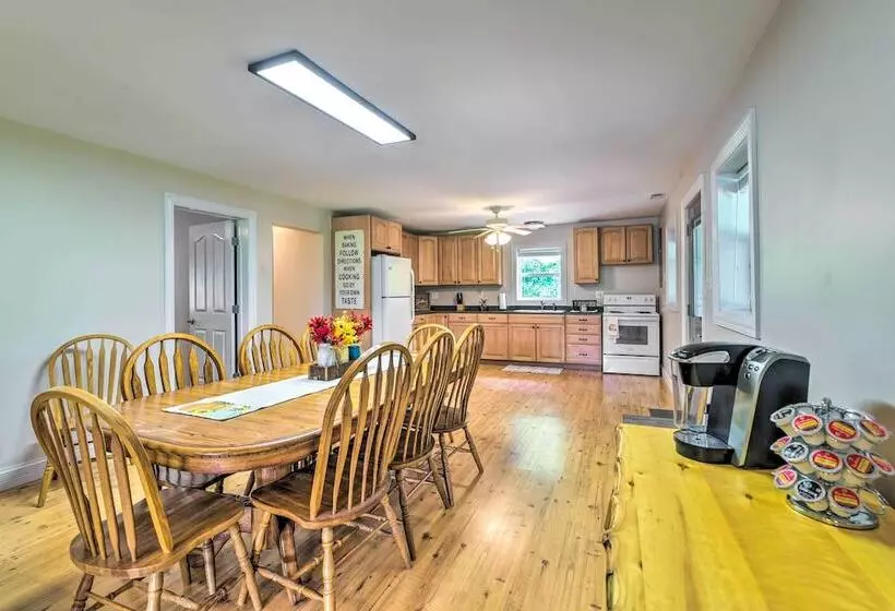 Secluded Brownsville Cabin W/ Deck & Fire Pit