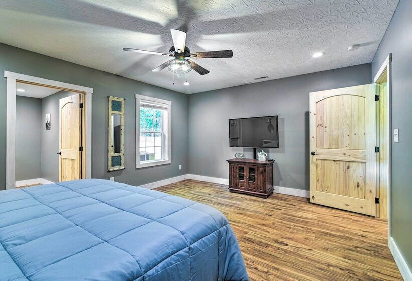 Secluded Brownsville Cabin W/ Deck & Fire Pit