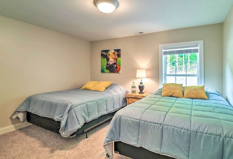 Secluded Brownsville Cabin W/ Deck & Fire Pit