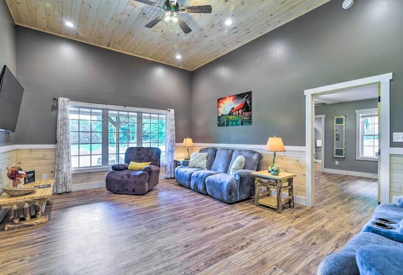 Secluded Brownsville Cabin W/ Deck & Fire Pit