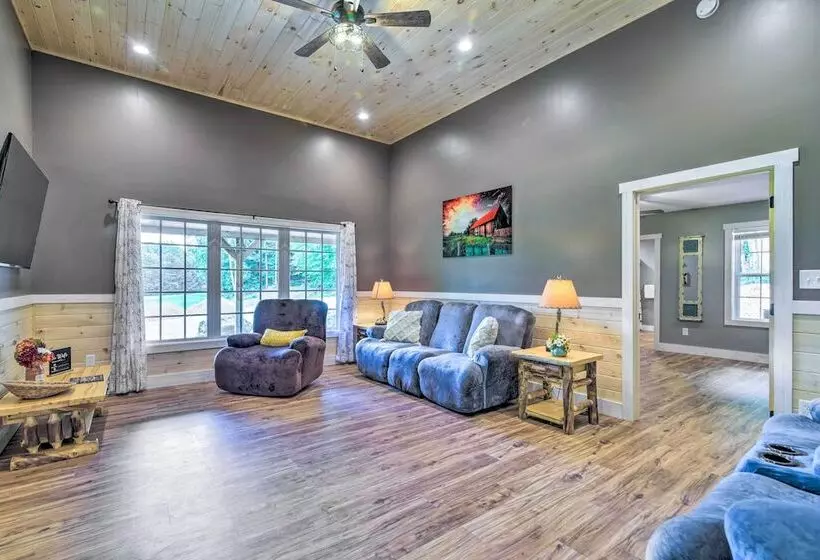 Secluded Brownsville Cabin W/ Deck & Fire Pit