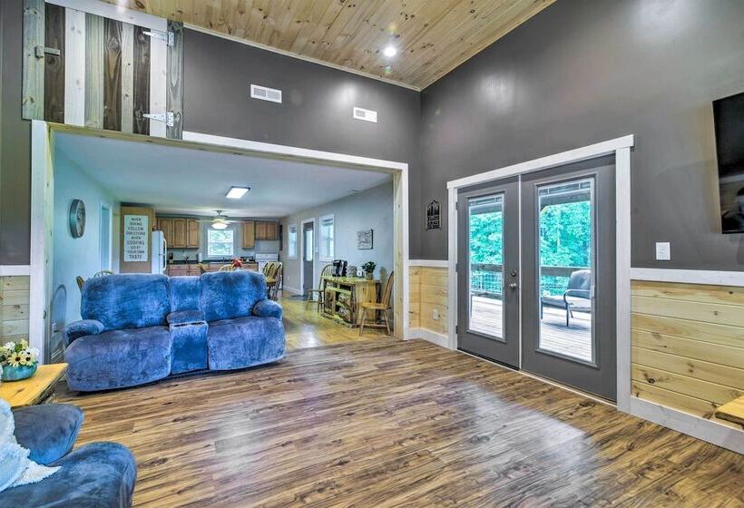 Secluded Brownsville Cabin W/ Deck & Fire Pit