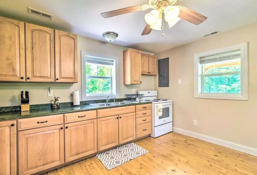 Secluded Brownsville Cabin W/ Deck & Fire Pit