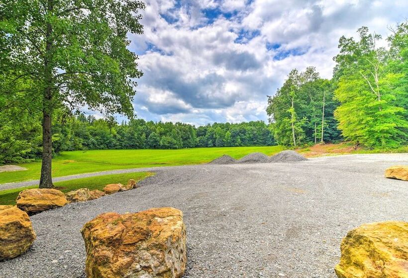 Secluded Brownsville Cabin W/ Deck & Fire Pit