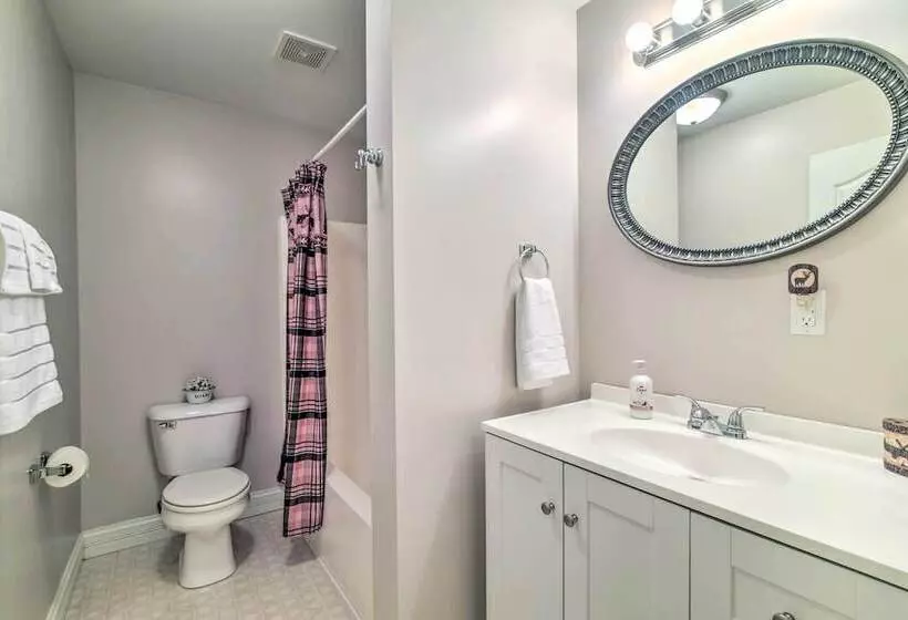 Secluded Brownsville Cabin W/ Deck & Fire Pit