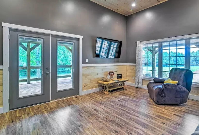 Secluded Brownsville Cabin W/ Deck & Fire Pit