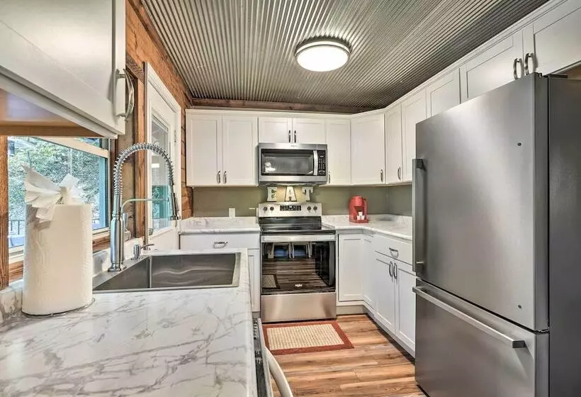 Secluded Table Rock Lake/branson Cabin W/ Hot Tub!