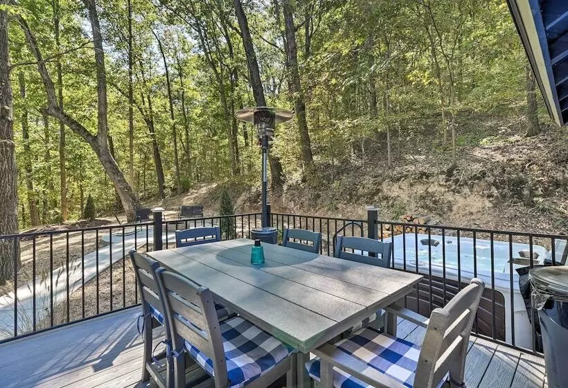 Secluded Table Rock Lake/branson Cabin W/ Hot Tub!