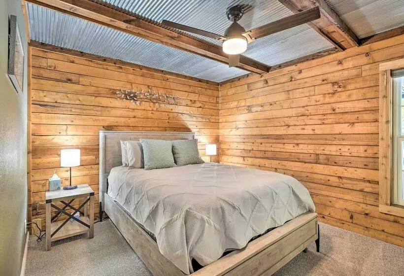 Secluded Table Rock Lake/branson Cabin W/ Hot Tub!