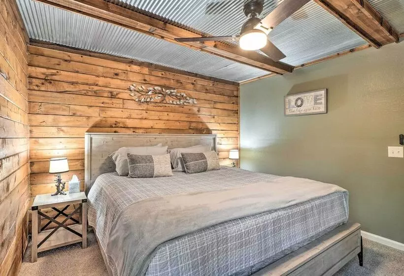 Secluded Table Rock Lake/branson Cabin W/ Hot Tub!