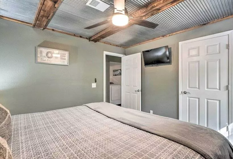 Secluded Table Rock Lake/branson Cabin W/ Hot Tub!