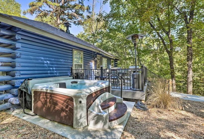 Secluded Table Rock Lake/branson Cabin W/ Hot Tub!