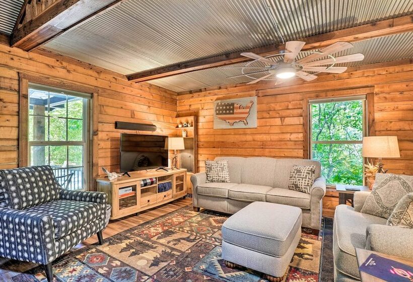 Secluded Table Rock Lake/branson Cabin W/ Hot Tub!