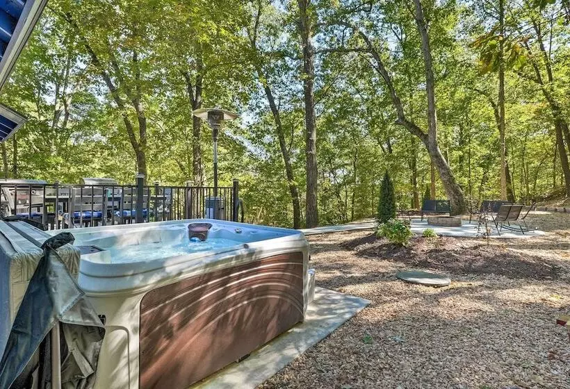 Secluded Table Rock Lake/branson Cabin W/ Hot Tub!