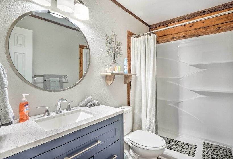 Secluded Table Rock Lake/branson Cabin W/ Hot Tub!