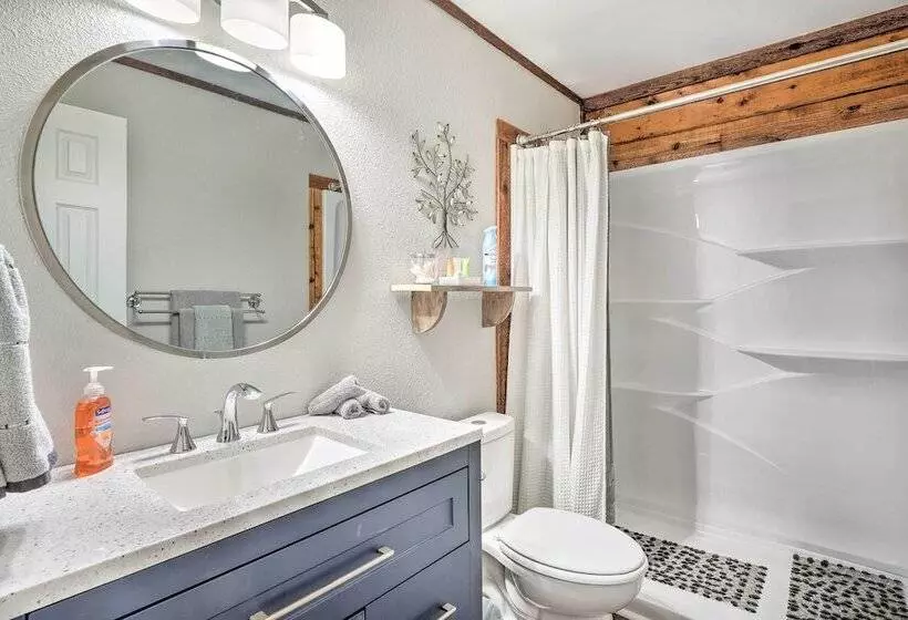 Secluded Table Rock Lake/branson Cabin W/ Hot Tub!