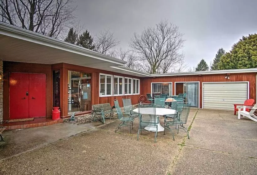 South Haven Home ~ 1 Mi To Lake Michigan!