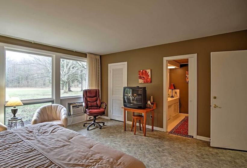 South Haven Home ~ 1 Mi To Lake Michigan!