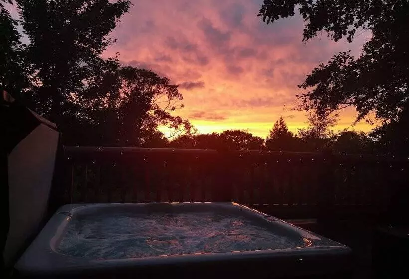 Starlight Log Cabin   With Hot Tub And Lake View