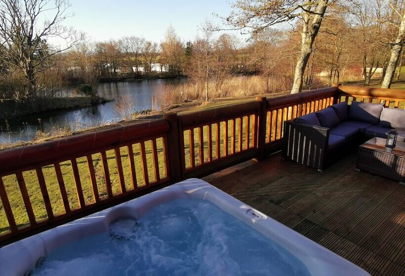 Starlight Log Cabin With Hot Tub And Lake View