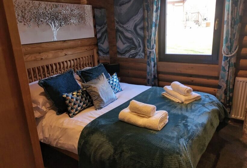 Starlight Log Cabin With Hot Tub And Lake View