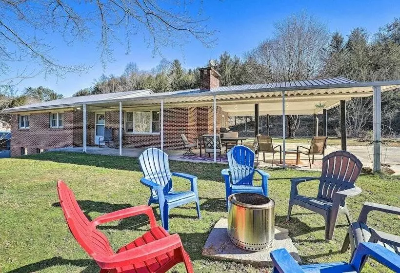 Blue Ridge Mountain Escape W/ Hot Tub, Grill!