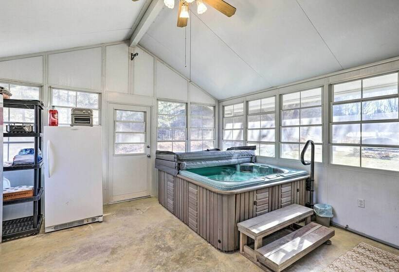 Blue Ridge Mountain Escape W/ Hot Tub, Grill!