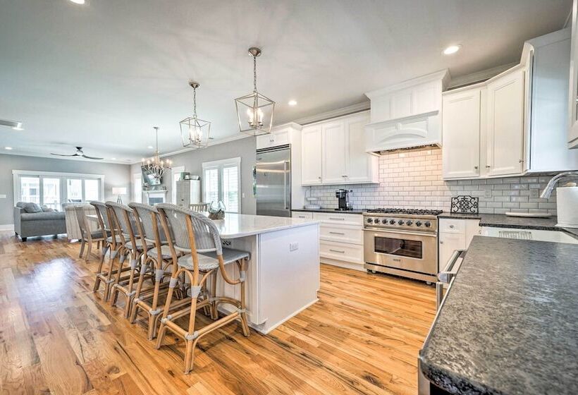 Bright Coastal Abode With Porch & Beach Access!