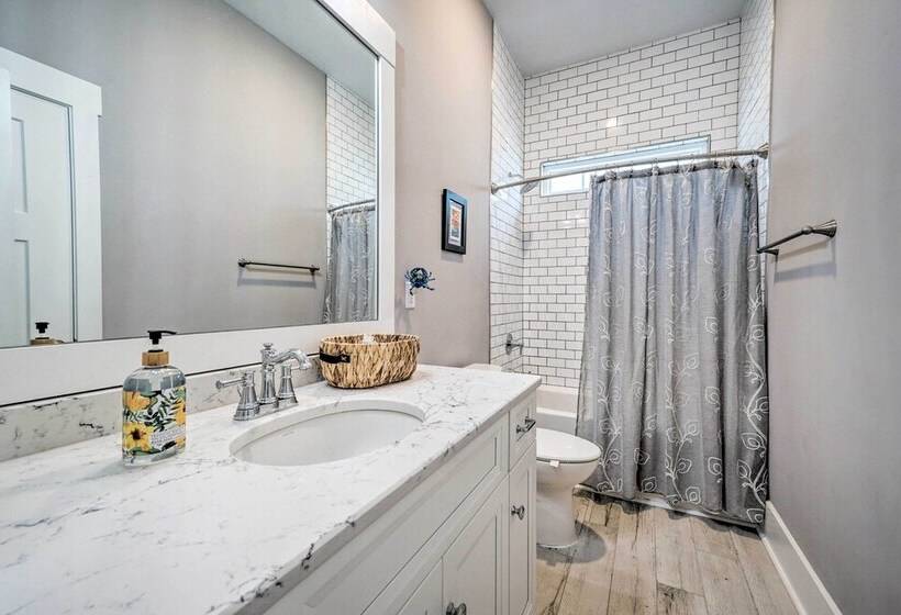 Bright Coastal Abode With Porch & Beach Access!