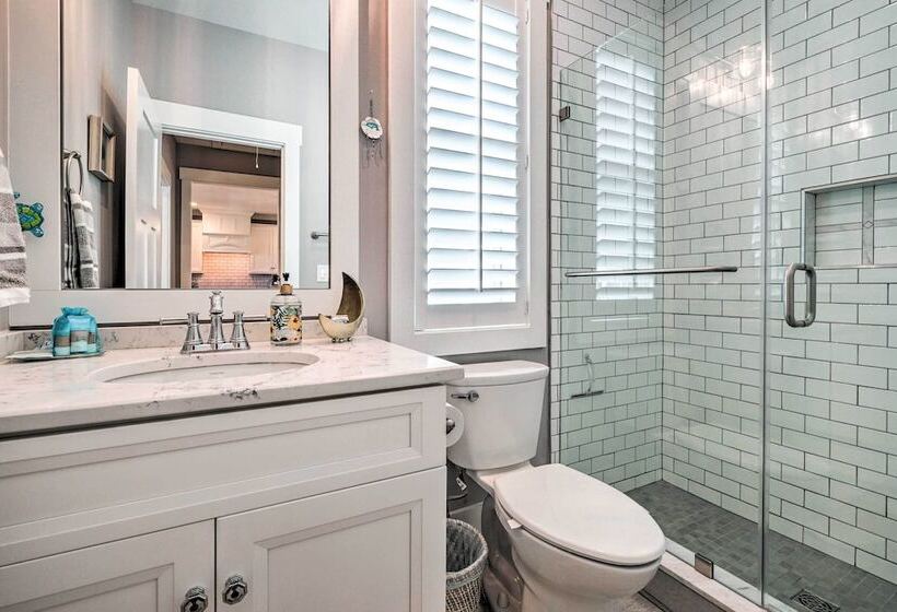 Bright Coastal Abode With Porch & Beach Access!