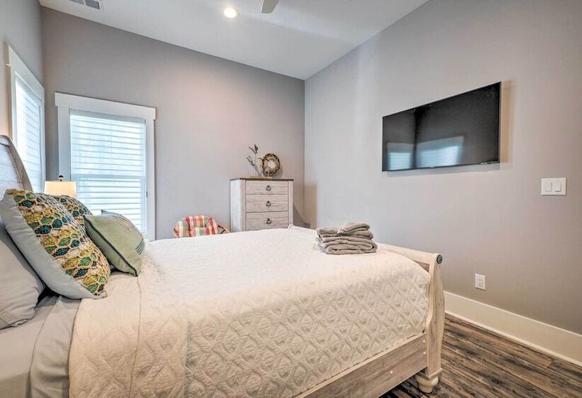 Bright Coastal Abode With Porch & Beach Access!