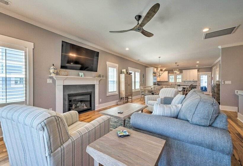 Bright Coastal Abode With Porch & Beach Access!