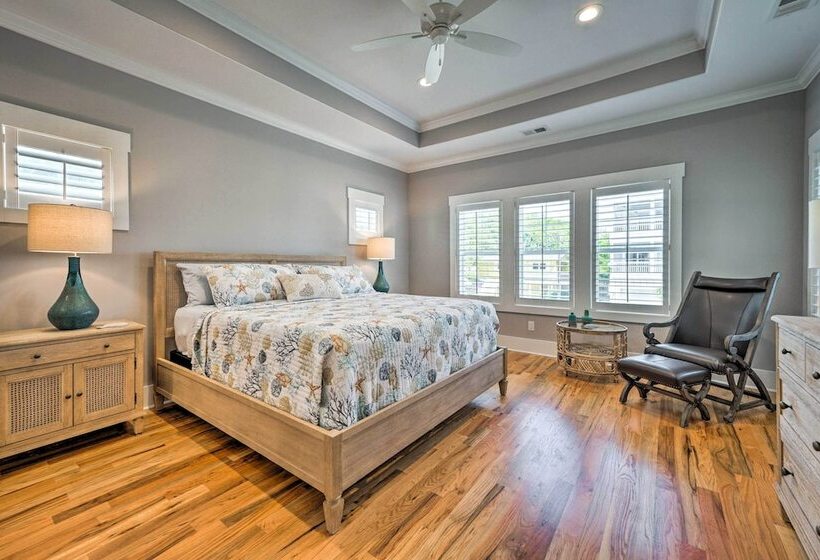 Bright Coastal Abode With Porch & Beach Access!