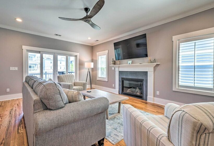 Bright Coastal Abode With Porch & Beach Access!