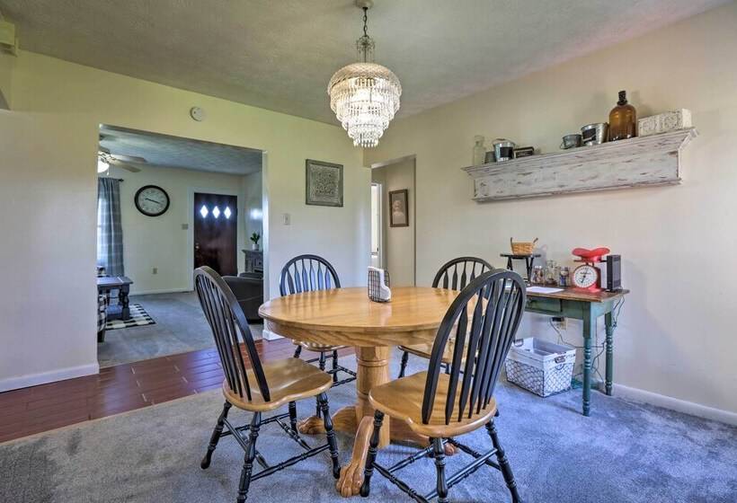 Charming East Bernstadt Retreat < 6 Acre Farm!