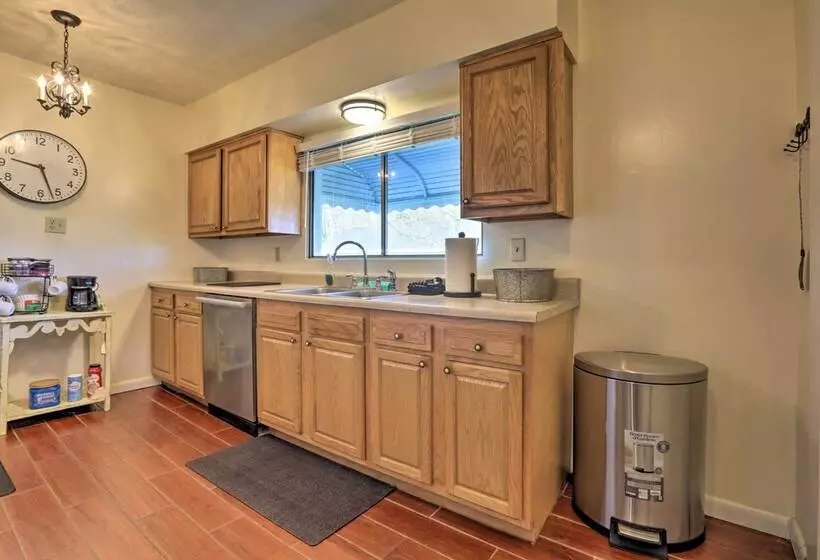 Charming East Bernstadt Retreat < 6 Acre Farm!