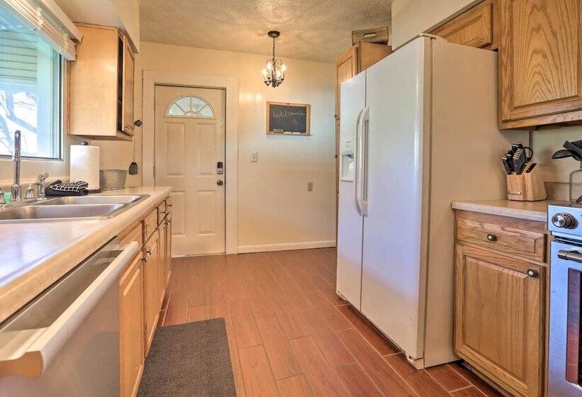 Charming East Bernstadt Retreat < 6 Acre Farm!