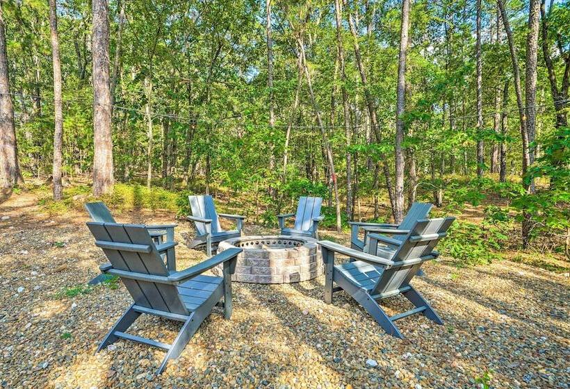 Chic Broken Bow Cabin With Hot Tub & Gas Grill!
