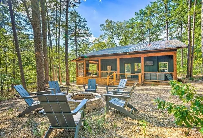Chic Broken Bow Cabin With Hot Tub & Gas Grill!