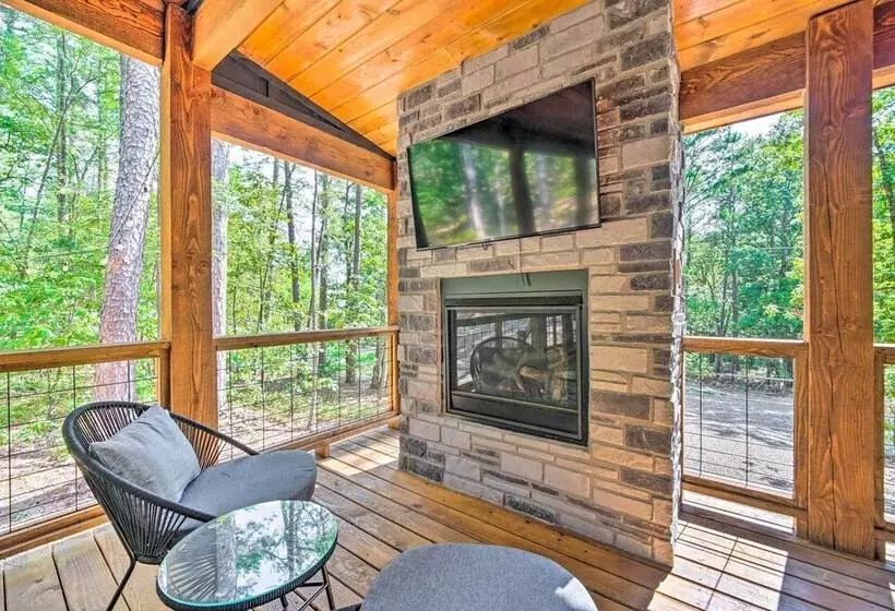 Chic Broken Bow Cabin With Hot Tub & Gas Grill!