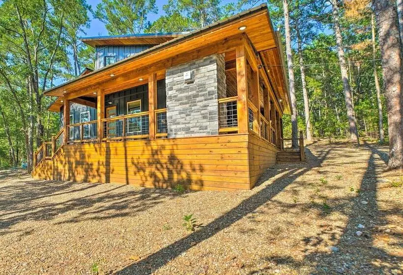 Chic Broken Bow Cabin With Hot Tub & Gas Grill!