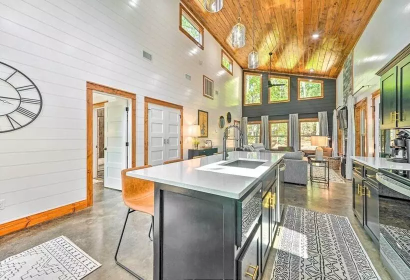 Chic Broken Bow Cabin With Hot Tub & Gas Grill!