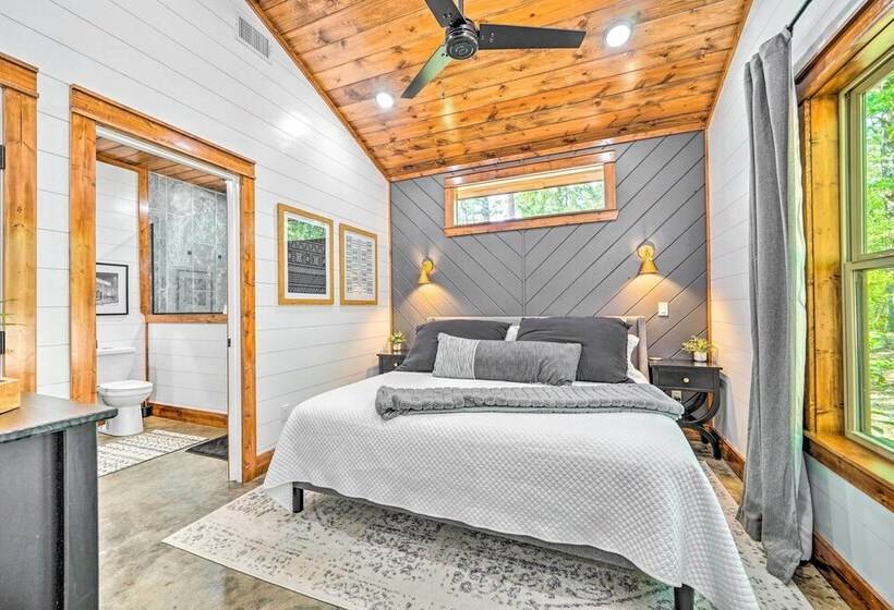 Chic Broken Bow Cabin With Hot Tub & Gas Grill!