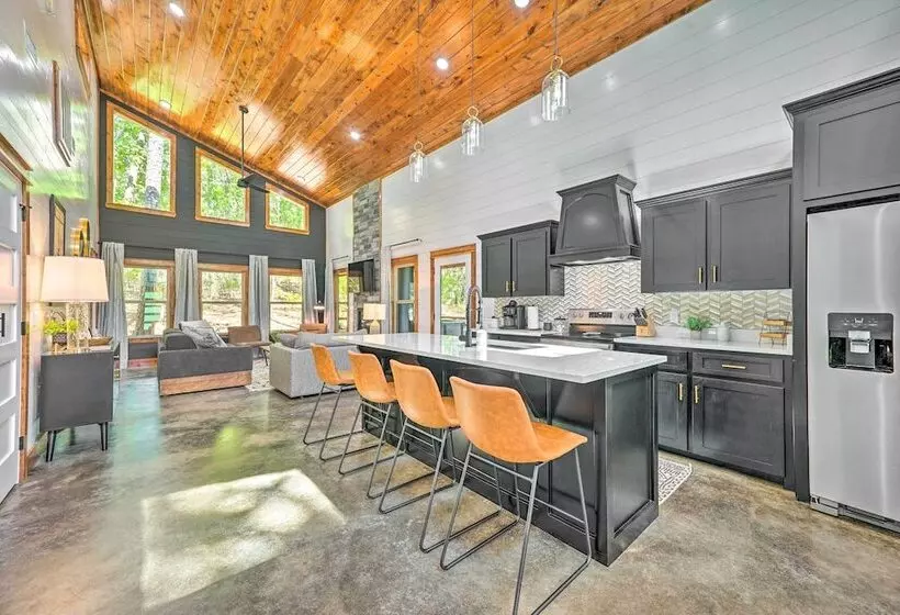 Chic Broken Bow Cabin With Hot Tub & Gas Grill!