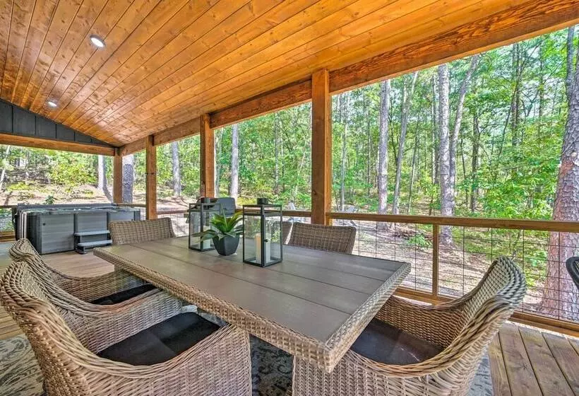 Chic Broken Bow Cabin With Hot Tub & Gas Grill!