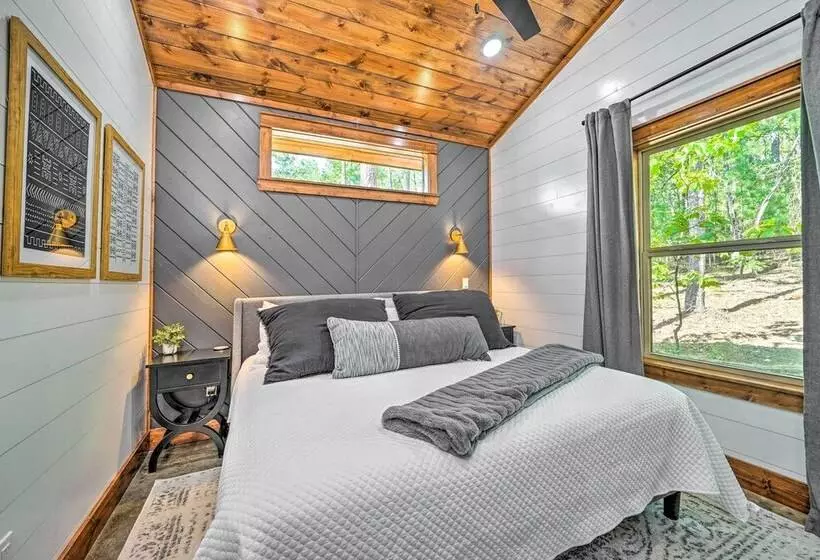 Chic Broken Bow Cabin With Hot Tub & Gas Grill!