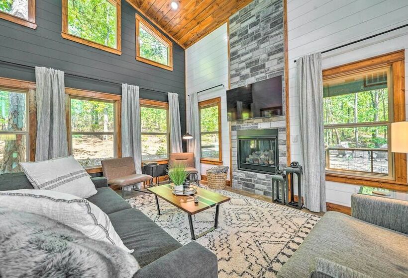 Chic Broken Bow Cabin With Hot Tub & Gas Grill!