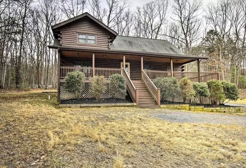 Cozy Log Home: Centrally Located & Pet Friendly!