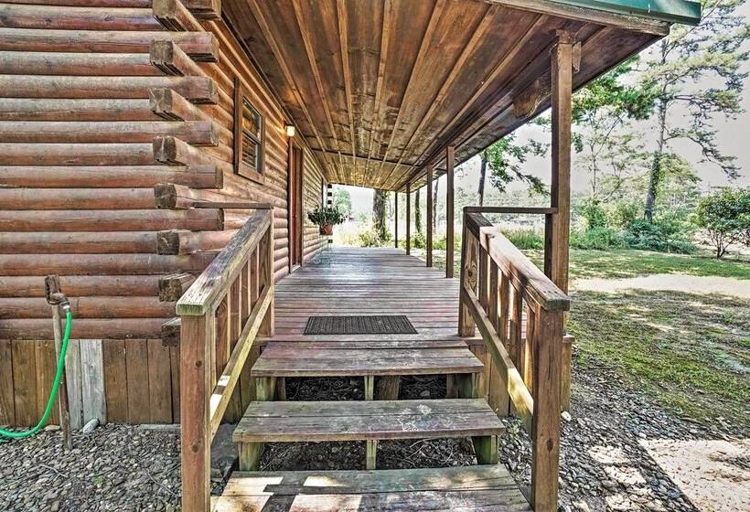 Cozy Broken Bow Cabin W/ Hot Tub & 2 Porches!