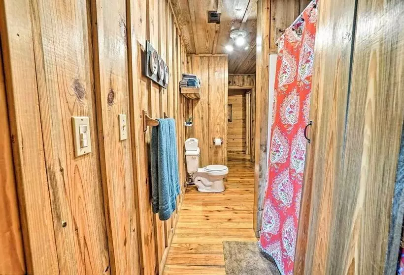Cozy Broken Bow Cabin W/ Hot Tub & 2 Porches!
